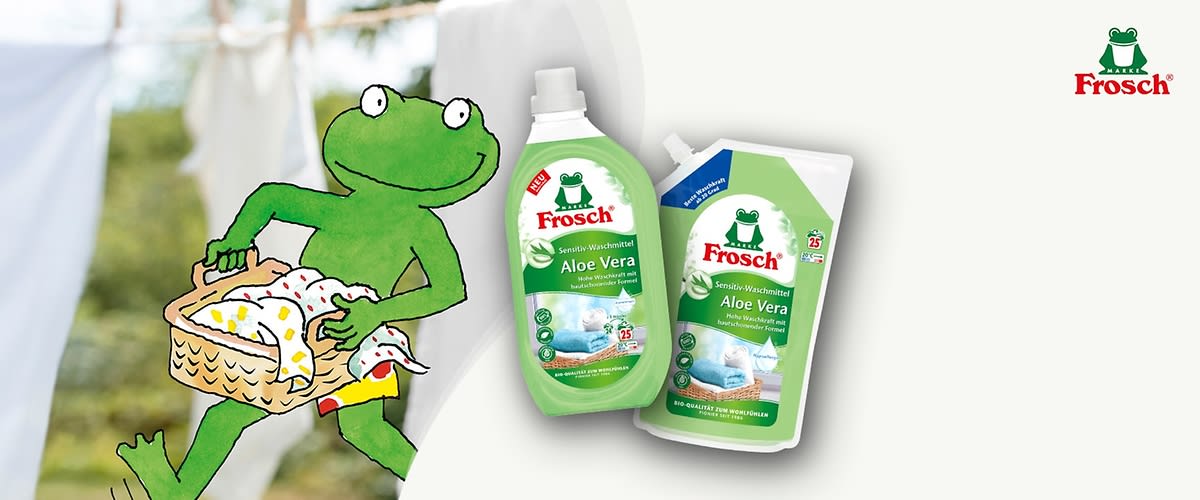 Zwei Verpackungen des Frosch Aloe Vera Waschmittels, links eine grüne Flasche und rechts ein grüner Nachfüllbeutel, beide mit der Aufschrift „Sensitive Waschmittel Aloe Vera“ und einem Bild von einem weißen Handtuch mit Aloe Vera-Blatt