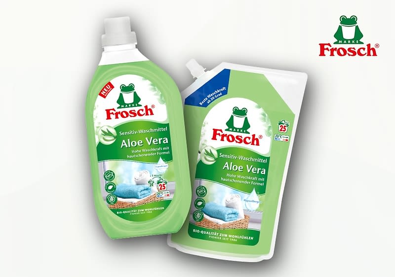 Zwei grüne Verpackungen des Frosch Sensitiv-Waschmittels Aloe Vera, links eine Flasche, rechts ein Nachfüllbeutel, beide mit dem Frosch-Logo und der Aufschrift „Aloe Vera“
