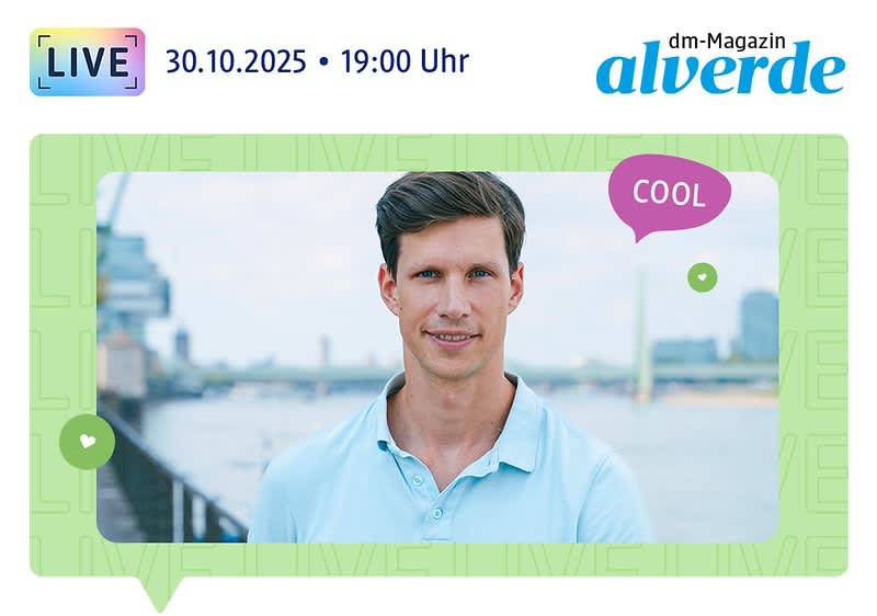 Live am 30.10.2025, 19:00 Uhr: Psychotherapeut Manuel Podlecki lächelt in die Kamera, dm-Magazin alverde Logo 