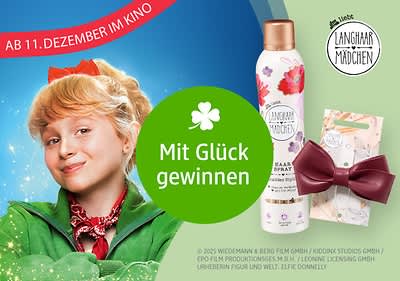 Eine grüne Fläche mit einem Kleeblatt und dem Text „Mit Glück gewinnen“, daneben eine Langhaarmädchen Trockenshampoo-Flasche mit Blumenmuster und ein rotes Haarband, oben links ein rotes Banner mit der Aufschrift „Ab 11. Dezember im Kino“