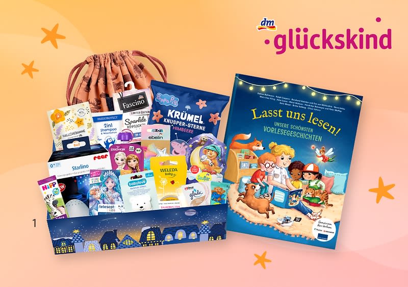Ein Geschenkset mit verschiedenen Kinderprodukten, darunter ein Buch mit dem Titel „Lasst uns lesen! Unsere schönsten Vorlesegeschichten“, eine Packung Krümel Knusper-Sterne, eine Packung Fascino Feuchttücher, ein Stoffbeutel und diverse Pflegeprodukte für Kinder, das dm glückskind Logo oben rechts