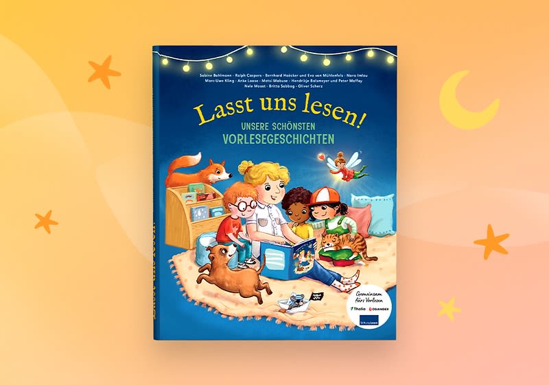 Das Buchcover zeigt vier Kinder, die auf einem Teppich sitzen und ein Buch lesen, umgeben von einem Hund, einer Katze und einem Fuchs. Oben steht der Titel „Lasst uns lesen! Unsere schönsten Vorlesegeschichten“. Im Hintergrund sind Lichterketten und Sterne auf einem orangefarbenen Hintergrund zu sehen.