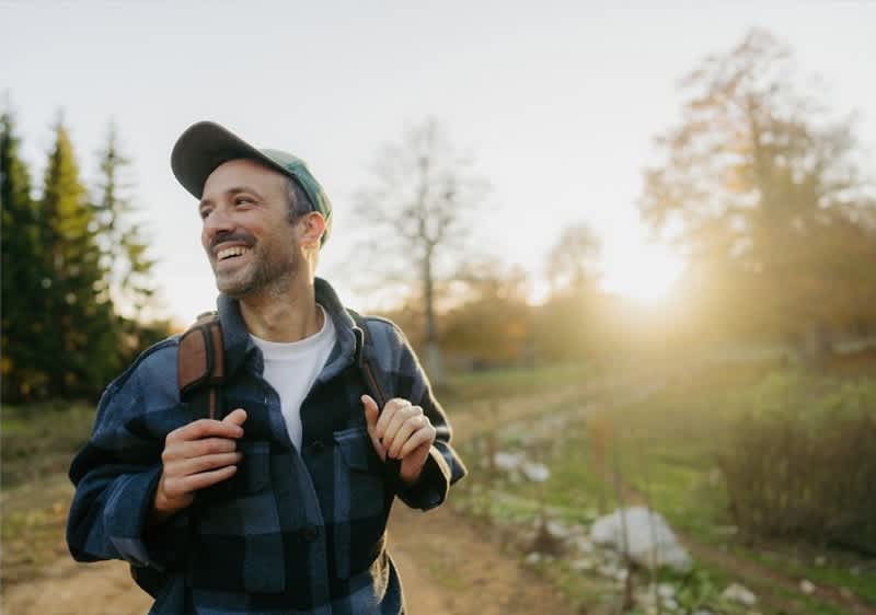 Gesunder Mann beim Wandern