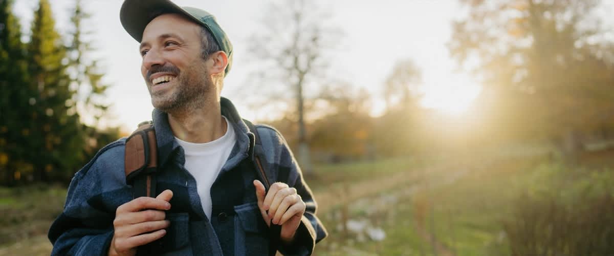 Gesunder Mann beim Wandern