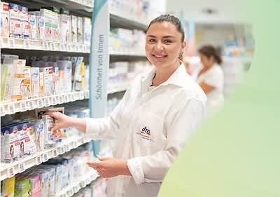 dm-Mitrabeiterin beim Einräumen der Regale