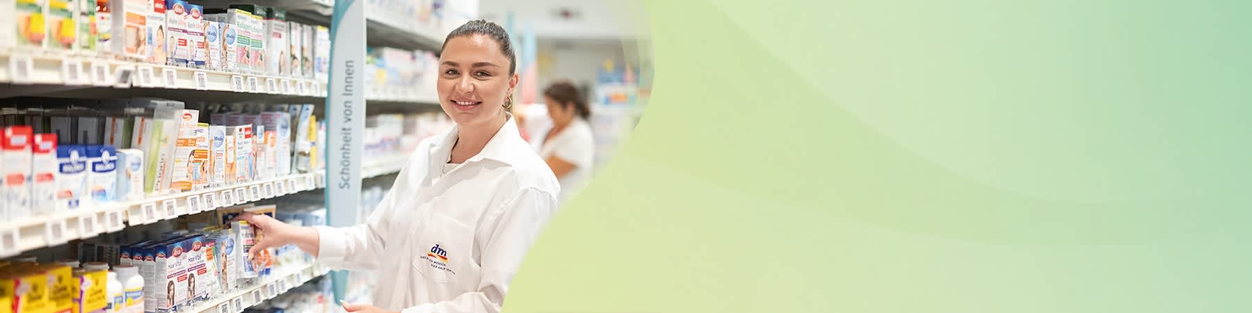 dm-Mitrabeiterin beim Einräumen der Regale