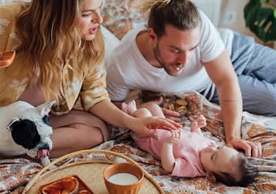 Mutter und Vater spielen mit Baby