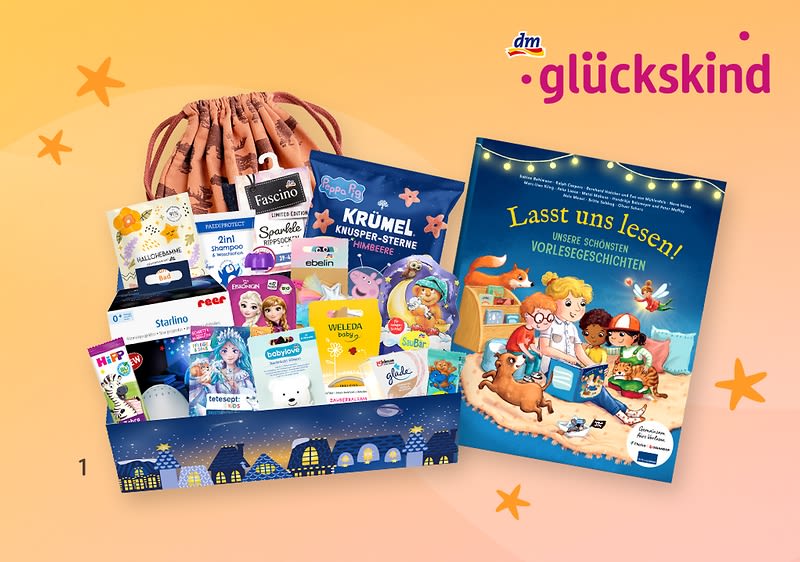 Eine Collage zeigt links eine geöffnete Stofftasche mit verschiedenen Kinderprodukten, darunter Zahnpasta, Shampoo und Feuchttücher, rechts ein Kinderbuch mit dem Titel „Lasst uns lesen! Unsere schönsten Vorlesegeschichten“. Oben rechts steht „dm glückskind“