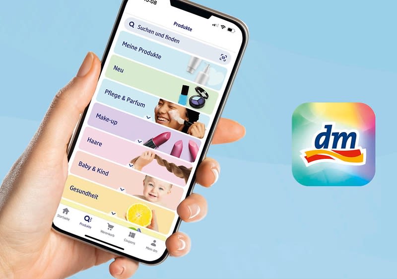 Eine Hand hält ein Smartphone mit der geöffneten dm-App darauf