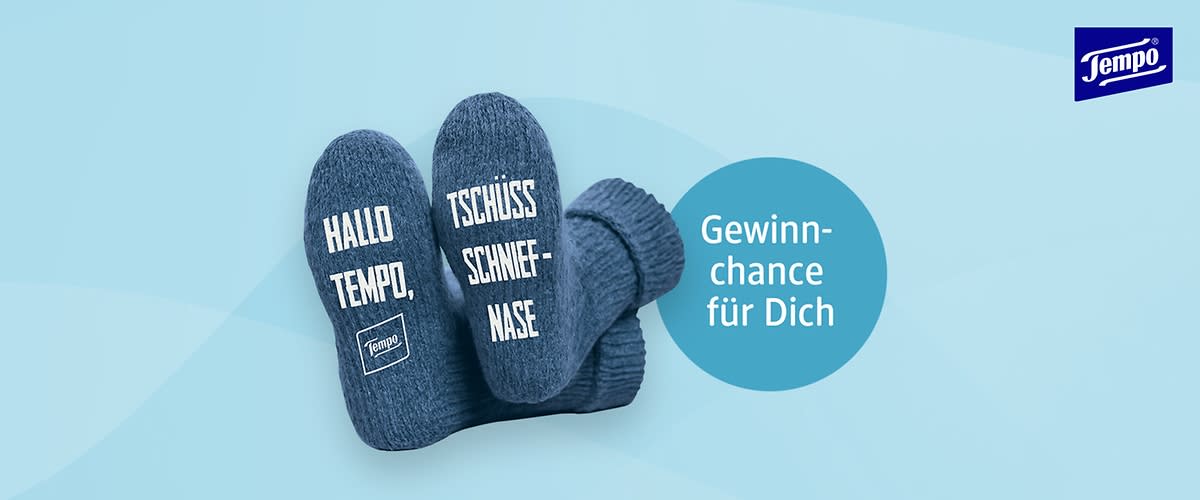 Zwei blaue Socken mit den Aufschriften „Hallo Tempo“ und „Tschüss Schniefnase“, daneben ein blauer Kreis mit dem Text „Gewinnchance für Dich“ und das Logo von Tempo