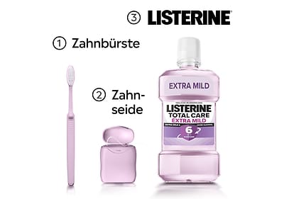 Eine Collage mit drei Produkten von Listerine: Links eine rosa Zahnbürste, in der Mitte rosa Zahnseide in einer kleinen Box, rechts eine große Flasche Listerine Total Care Extra Mild mit der Aufschrift „Extra Mild“ und „6 in 1“