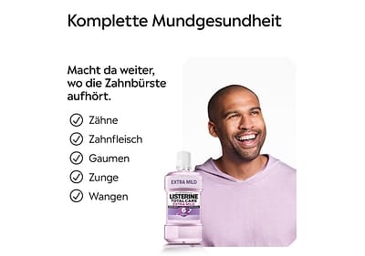 Eine Flasche Listerine Total Care Mundspülung Extra Mild vor einem Mann in einem lila Oberteil, daneben der Text „Komplette Mundgesundheit“ und „Macht da weiter, wo die Zahnbürste aufhört“ mit einer Liste: Zähne, Zahnfleisch, Gaumen, Zunge, Wangen