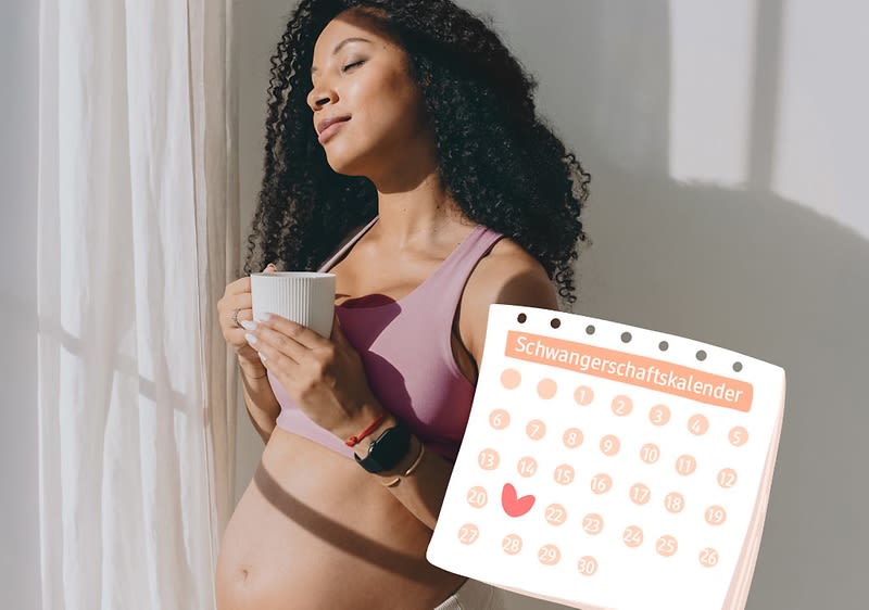 Eine schwangere Frau sitzt auf einem braunen Sofa und hält ein Ultraschallbild in der Hand, ihr Gesicht ist unscharf gemacht