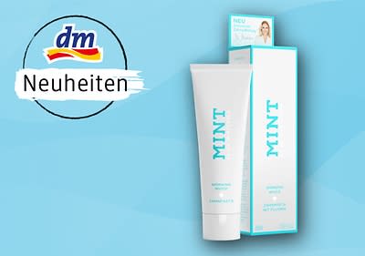 Das Logo von dm, eine weiße Zahnpasta-Tube und Verpackung mit türkisfarbener Aufschrift „MINT Morning White Zahnpasta mit Fluorid“ auf hellblauem Hintergrund