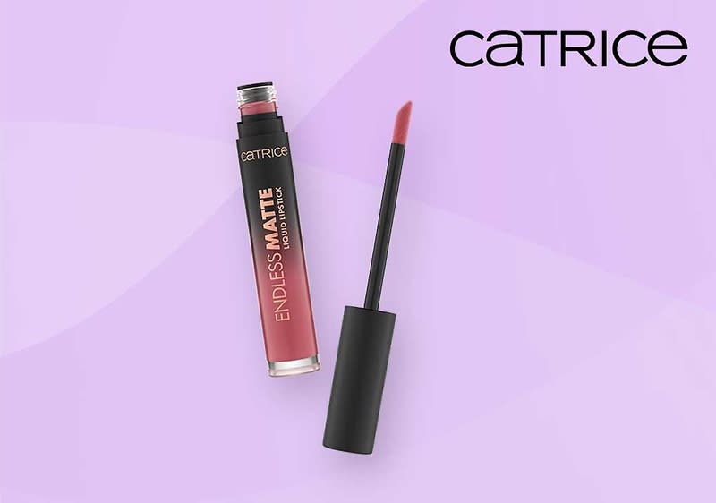 Eine rosafarbene Lippenstiftflasche mit schwarzem Deckel und der Aufschrift „Endless Matte“ von Catrice, daneben ein Applikator mit rosafarbener Spitze, oben rechts das Catrice-Logo
