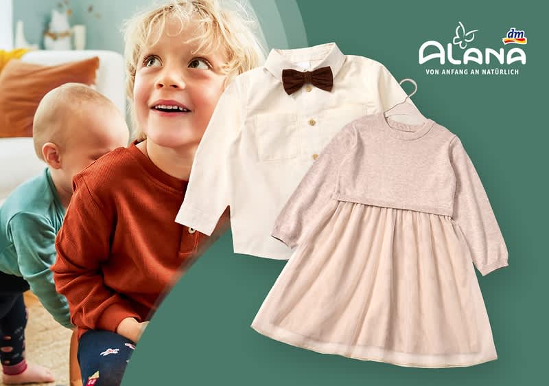 Ein beiges Kinderkleid und ein weißes Hemd mit brauner Fliege sind nebeneinander abgebildet. Oben rechts das Logo von Alana und dm mit dem Slogan „Von Anfang an natürlich“. Im Hintergrund zwei Kinder in roten und grünen Oberteilen.