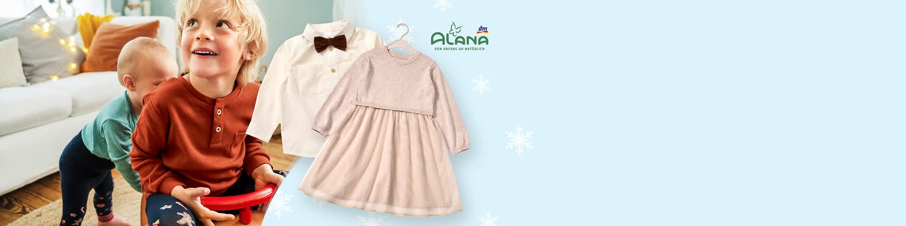 Links ein verschwommenes Bild von zwei Kindern, rechts ein weißes Hemd mit brauner Fliege und ein rosa Kleid mit langen Ärmeln, oben rechts das Logo von Alana