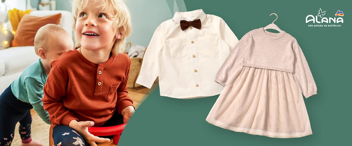Zwei Kinder sitzen nebeneinander, eines trägt ein rotes Oberteil. Rechts daneben sind ein weißes Hemd mit brauner Fliege und ein beiges Kleid abgebildet. Oben rechts ist das Logo von Alana und dm mit dem Slogan „Von Anfang an natürlich“.