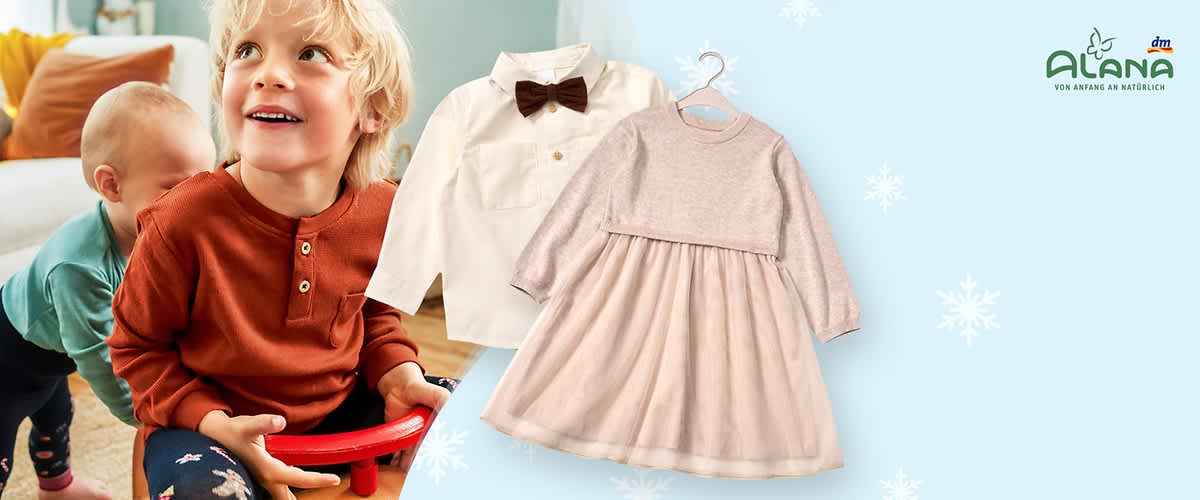 Zwei Kinderkleidungsstücke, ein weißes Hemd mit brauner Fliege und ein hellrosa Kleid mit Tüllrock, daneben das Logo von Alana mit dem Slogan „Das bringt uns weiter“