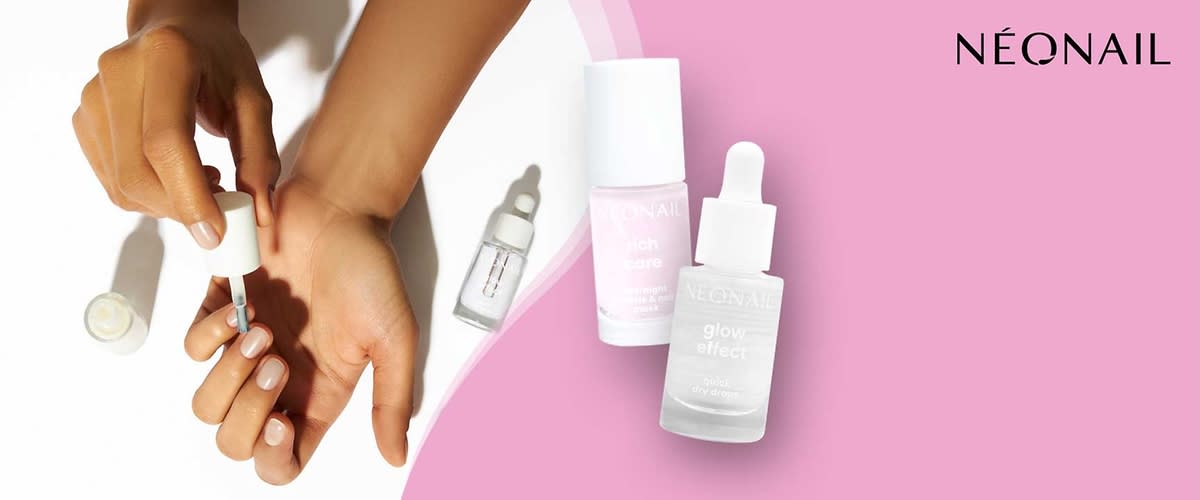 Eine rosa Flasche mit der Aufschrift „Rich Care“ und eine transparente Flasche mit Pipette und der Aufschrift „Glow Effect“ von NÉONAIL auf rosa Hintergrund