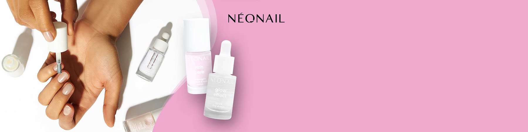 Eine rosa Flasche mit der Aufschrift „Rich Care“ und eine transparente Flasche mit Pipette und der Aufschrift „Glow Effect“ von NÉONAIL auf rosa Hintergrund