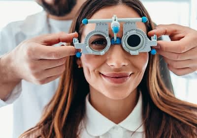 Frau beim Augenarzt lässt sich die Augen untersuchen