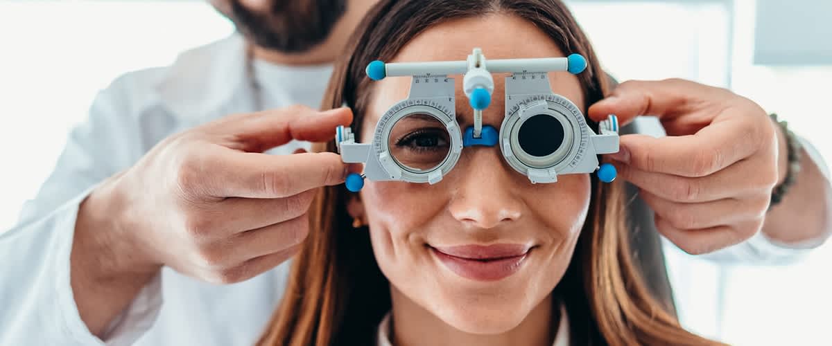 Frau beim Augenarzt lässt sich die Augen untersuchen