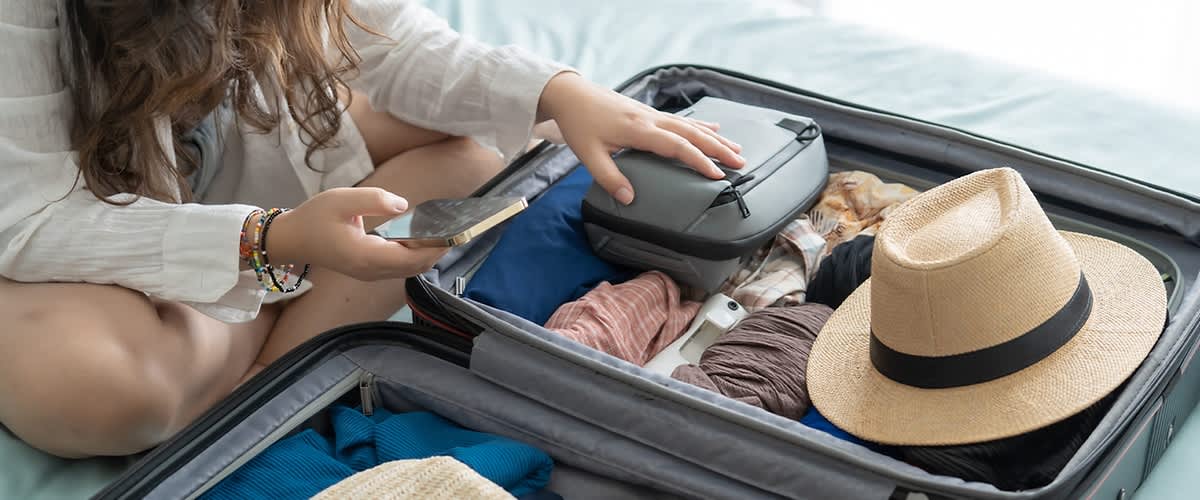 Offener Koffer mit Kleidung