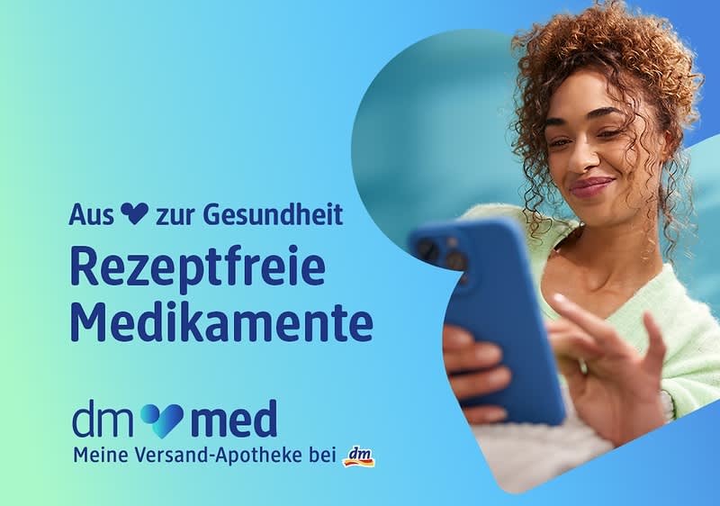 Eine Person mit lockigem Haar hält ein Smartphone, daneben der Text „Aus Liebe zur Gesundheit Rezeptfreie Medikamente“ und das Logo „dm med Meine Versand-Apotheke bei dm“