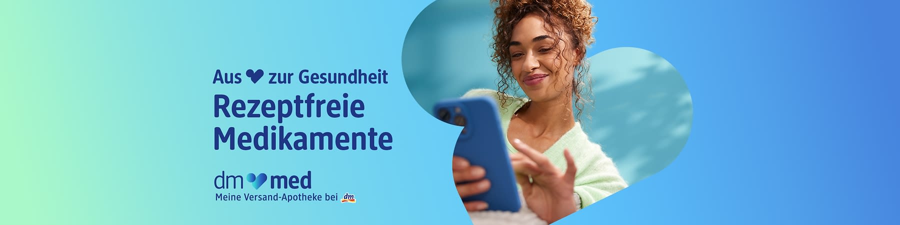Eine Person mit lockigem Haar hält ein Smartphone, daneben der Text „Aus Liebe zur Gesundheit Rezeptfreie Medikamente“ und das Logo „dm med Meine Versand-Apotheke bei dm“