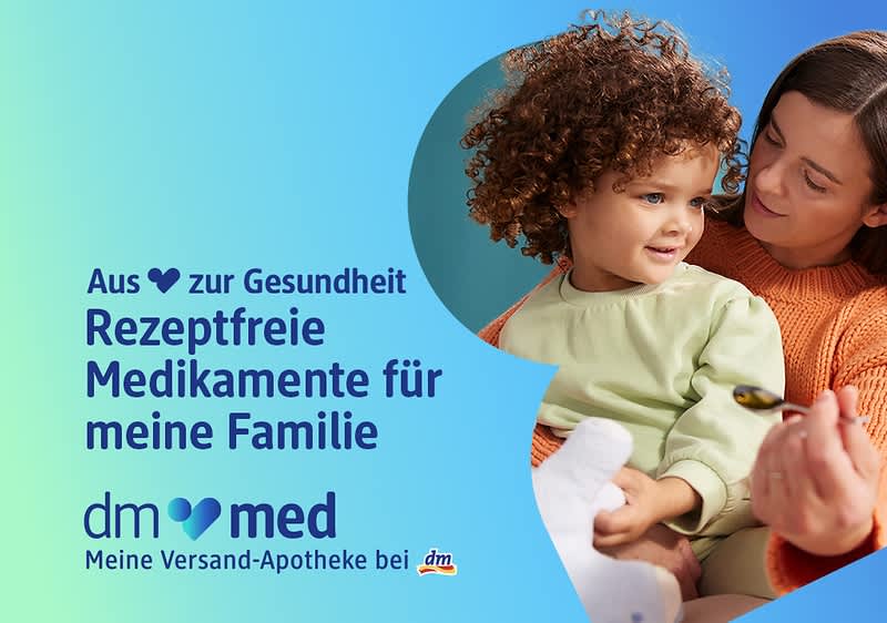 Der Text auf dem Bild lautet: „Aus Liebe zur Gesundheit Rezeptfreie Medikamente für meine Familie“. Darunter sind die Logos von „dm med“ und „dm“ zu sehen. Zwei Personen sitzen nebeneinander, wobei die Gesichter unscharf sind. Eine Person hält ein Medikament in der Hand.