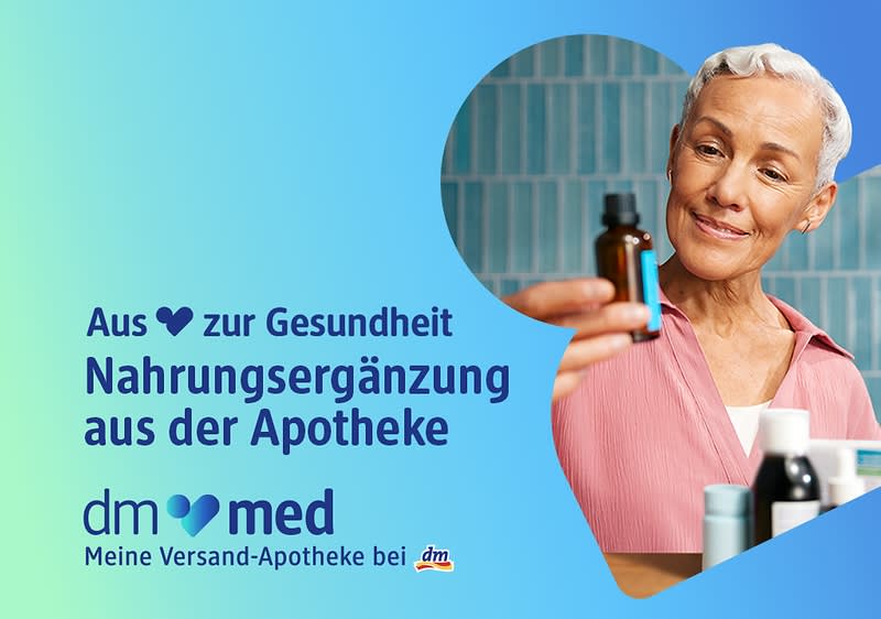 Eine ältere Person in rosa Kleidung hält eine braune Flasche, daneben der Text „Aus Liebe zur Gesundheit Nahrungsergänzung aus der Apotheke“ und das Logo „dm med Meine Versand-Apotheke bei dm“