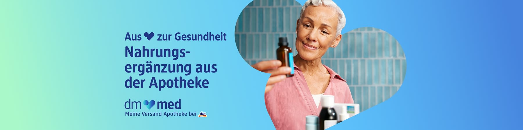 Eine ältere Person in rosa Kleidung hält eine braune Flasche, daneben der Text „Aus Liebe zur Gesundheit Nahrungsergänzung aus der Apotheke“ und das Logo „dm med Meine Versand-Apotheke bei dm“