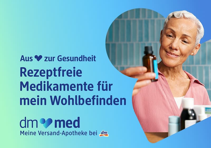 Ein verschwommenes Gesicht einer Person in einem rosa Hemd hält eine kleine braune Flasche vor einem blauen Hintergrund. Text im Bild: „Aus Herz zur Gesundheit. Rezeptfreie Medikamente für mein Wohlbefinden. dm med Meine Versand-Apotheke bei dm“