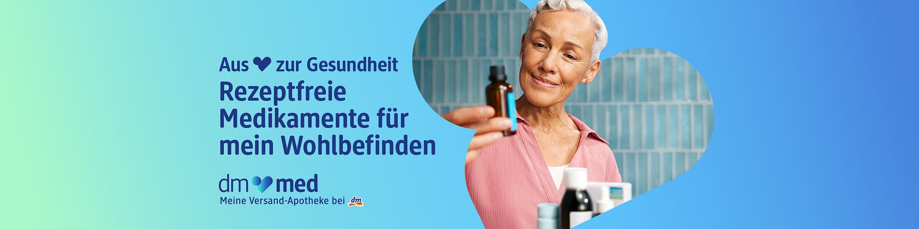 Ein verschwommenes Gesicht einer Person in einem rosa Hemd hält eine kleine braune Flasche vor einem blauen Hintergrund. Text im Bild: „Aus Herz zur Gesundheit. Rezeptfreie Medikamente für mein Wohlbefinden. dm med Meine Versand-Apotheke bei dm“