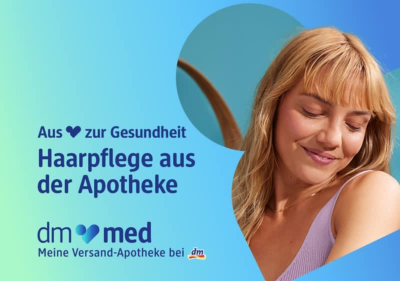 Der Text „Aus Liebe zur Gesundheit Haarpflege aus der Apotheke“ steht neben dem Logo von dm med und dem Slogan „Meine Versand-Apotheke bei dm“ auf einem blau-grünen Hintergrund