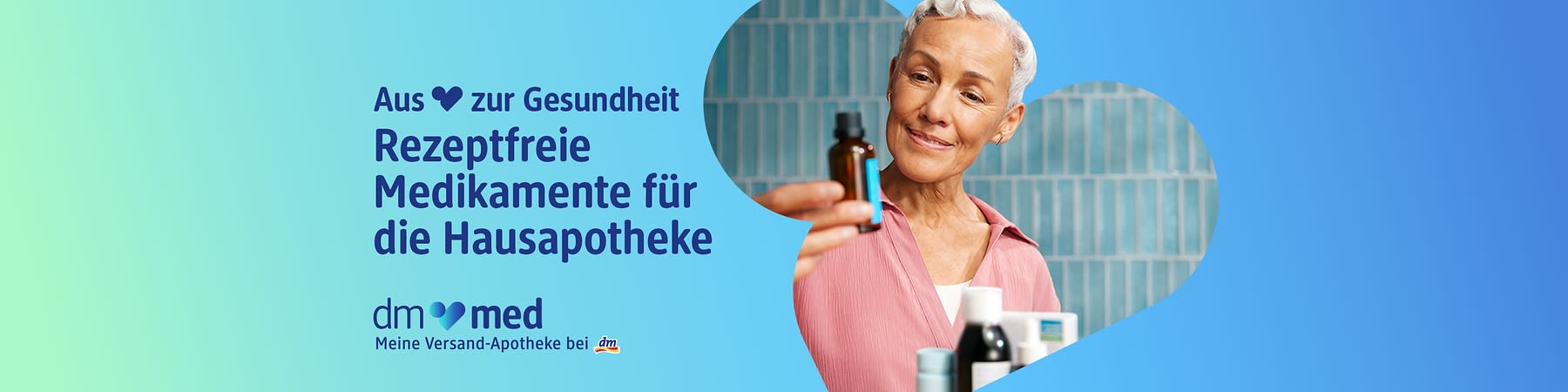 Ein Werbebild mit dem Text „Aus Liebe zur Gesundheit Rezeptfreie Medikamente für die Hausapotheke“ und dem dm med Logo, eine Person hält eine kleine braune Flasche in der Hand, im Hintergrund sind blaue Fliesen und weitere Flaschen sichtbar