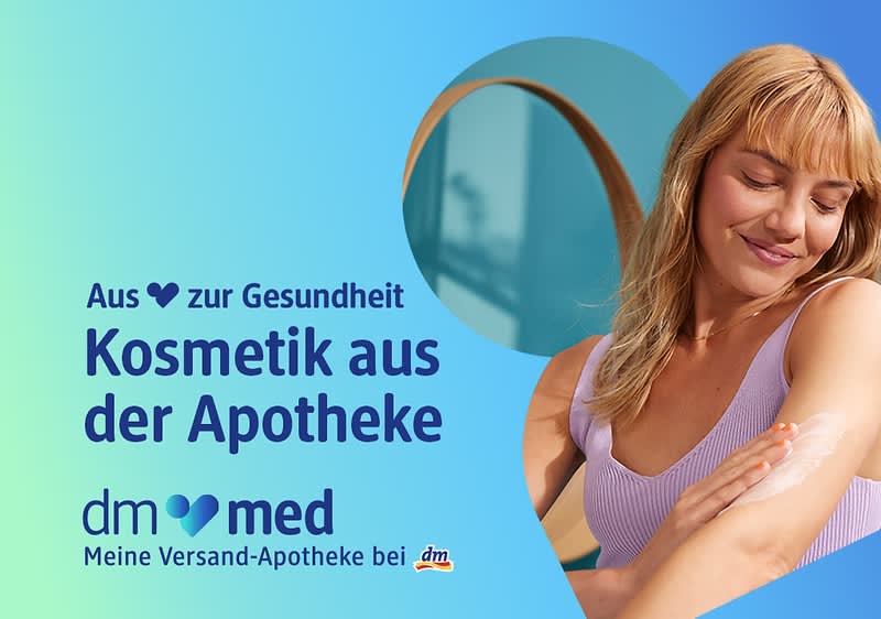 Ein Werbebild mit der Aufschrift „Aus Liebe zur Gesundheit Kosmetik aus der Apotheke“ und „dm med Meine Versand-Apotheke bei dm“, daneben eine Frau mit verschwommenem Gesicht, die einen Arm auf ihre Schulter legt, im Hintergrund ein blauer Himmel