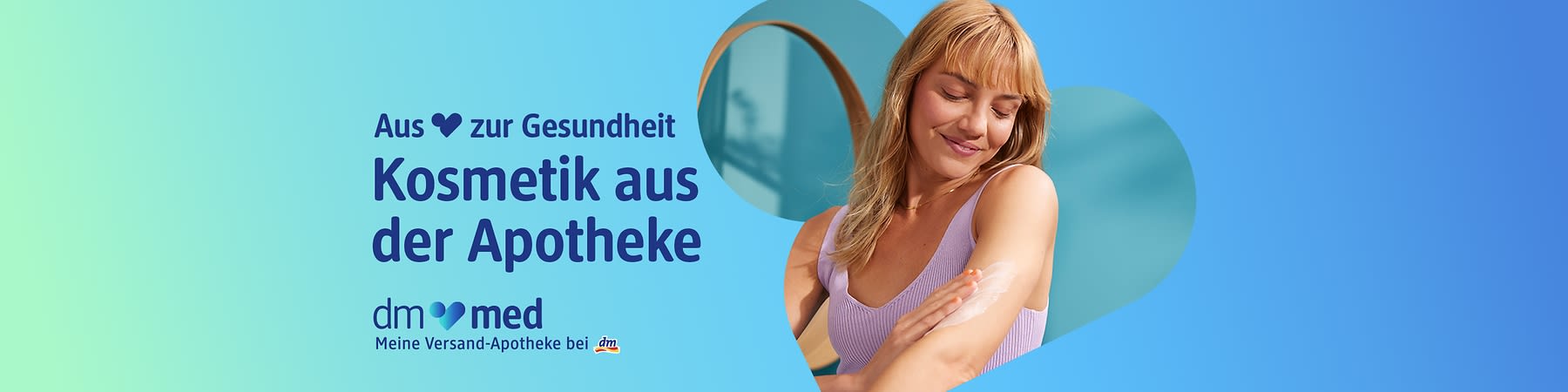 Ein Werbebild mit der Aufschrift „Aus Liebe zur Gesundheit Kosmetik aus der Apotheke“ und „dm med Meine Versand-Apotheke bei dm“, daneben eine Frau mit verschwommenem Gesicht, die einen Arm auf ihre Schulter legt, im Hintergrund ein blauer Himmel