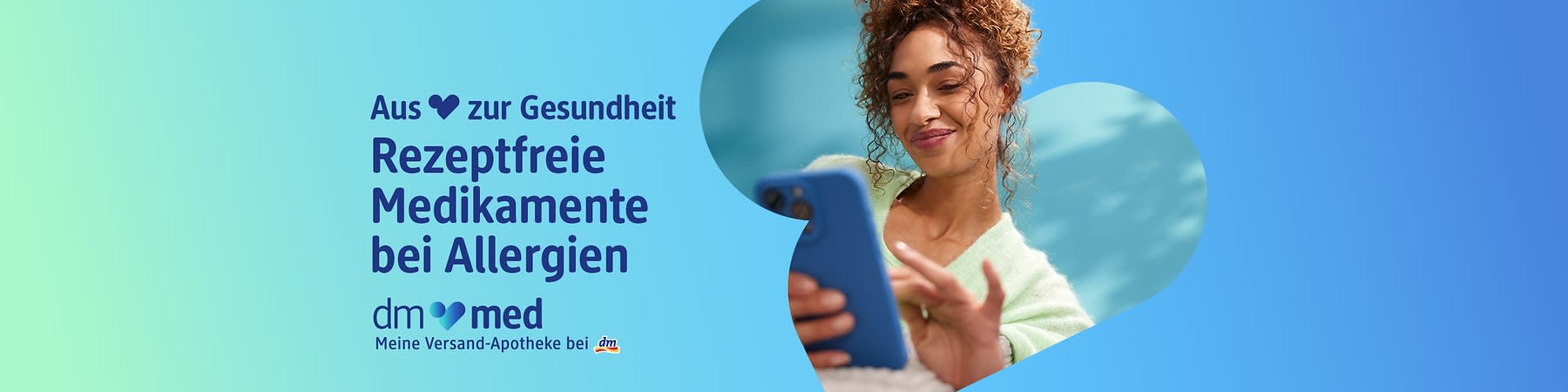 Eine Frau mit lockigem Haar hält ein Smartphone, daneben der Text „Aus Liebe zur Gesundheit Rezeptfreie Medikamente bei Allergien“ und das Logo von dm med mit dem Zusatz „Meine Versand-Apotheke bei dm“