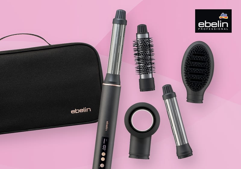 Ein schwarzer Lockenstab mit drei austauschbaren Aufsätzen und einer schwarzen Tasche, oben rechts das Logo von ebelin