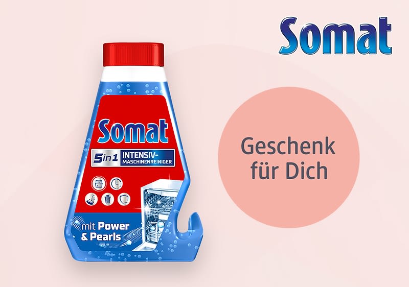 Eine rote Verpackung von Somat 5in1 Maschinenreiniger mit vier Reinigungstabs und der Aufschrift „Kein extra Spülgang“, daneben ein Kreis mit dem Text „Geschenk für Dich“ und oben rechts das Somat-Logo