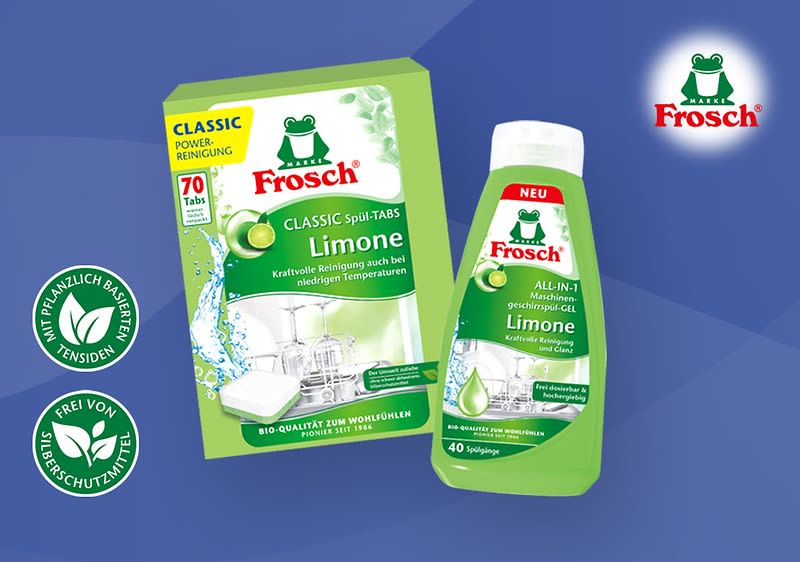 Eine grüne Verpackung und eine grüne Flasche der Marke Frosch mit der Aufschrift „Classic Spül-Tabs Limone“ und „All-in-1 Spülmaschinen Gel Limone“. Beide Produkte sind mit einem Frosch-Logo versehen und enthalten Hinweise wie „Kraftvolle Reinigung auch bei niedrigen Temperaturen“ und „Frei von Mikroplastik“. Die Verpackung zeigt eine Abbildung von Geschirr und das Wort „Classic“ in einem gelben Feld.