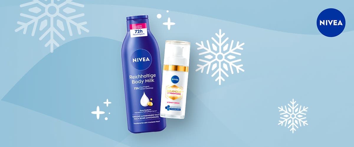 Eine blaue Flasche Nivea Reichhaltige Body Milk mit der Aufschrift „72h Feuchtigkeit“ neben einer weißen Flasche Nivea Luminous630 Anti-Pigmentflecken Serum, im Hintergrund zwei weiße Schneeflocken und das Nivea-Logo