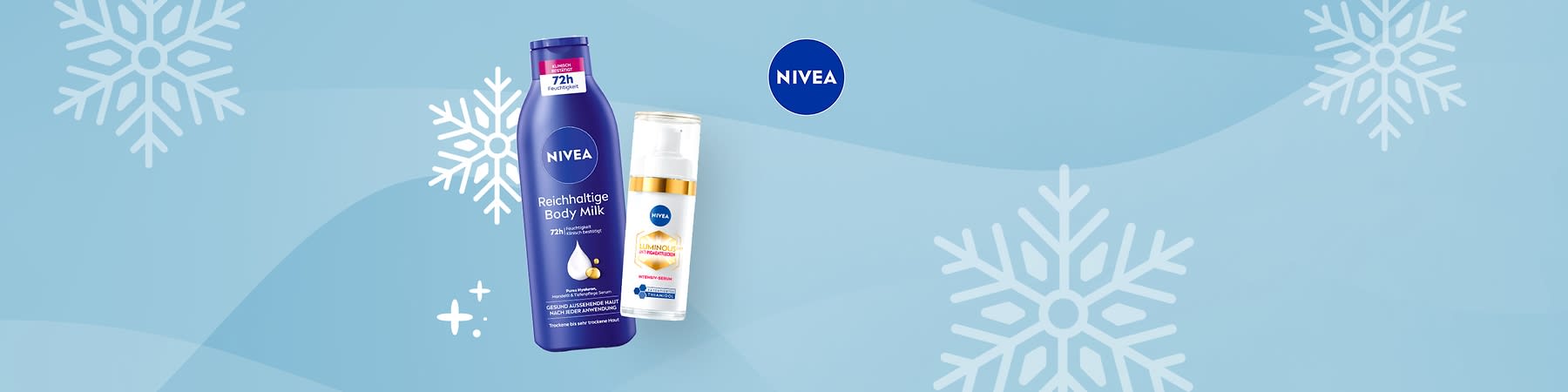 Eine blaue Nivea-Flasche mit der Aufschrift „Reichhaltige Body Milk 72h Feuchtigkeitspflege“ neben einer weißen Nivea-Pumpflasche mit der Aufschrift „Hyaluron Cellular Filler“ vor einem Hintergrund mit Schneeflocken und dem Nivea-Logo