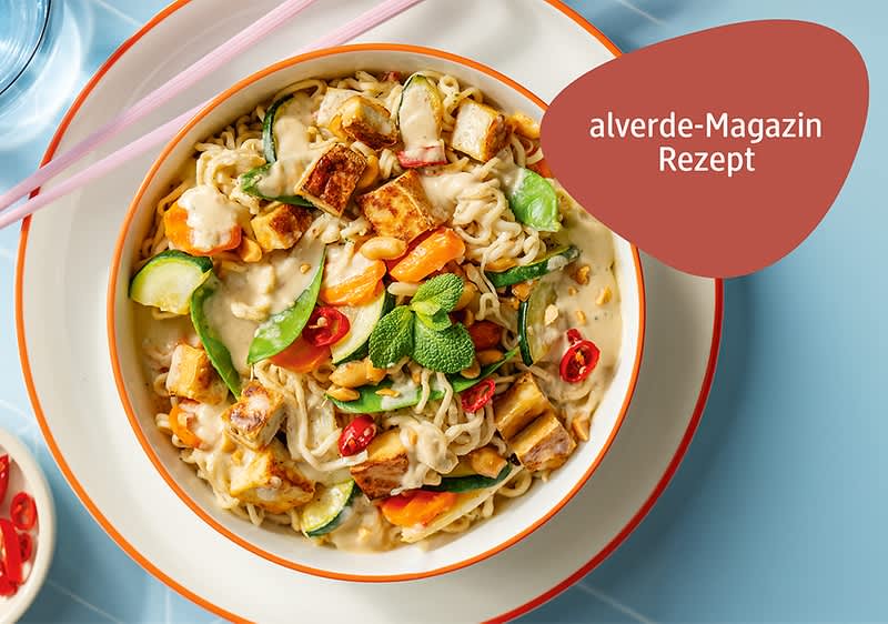 Mie-Nudel mit Tofu in scharfer Thai-Kokossoße von oben fotografiert