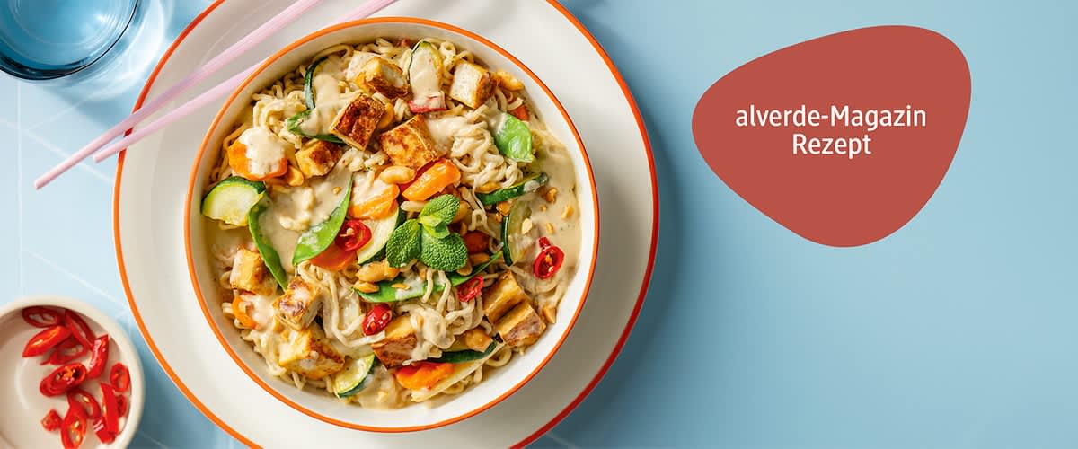 Mie-Nudel mit Tofu in scharfer Thai-Kokossoße von oben fotografiert