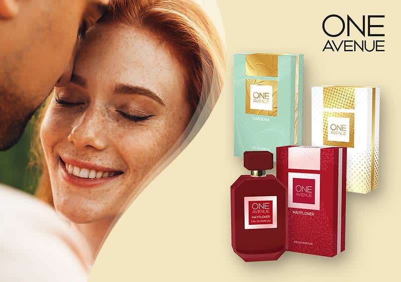 Zwei Parfümverpackungen der Marke One Avenue, links eine türkisfarbene Verpackung mit goldenen Akzenten, rechts eine weiße Verpackung mit goldenen Punkten, darunter eine rote Parfümflasche mit passender roter Verpackung