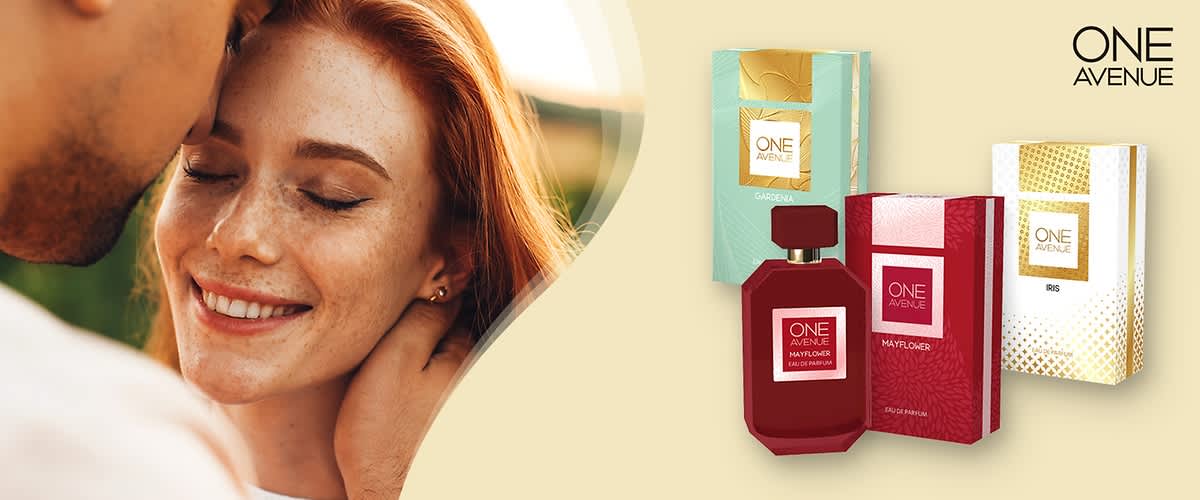 Zwei Parfümverpackungen der Marke One Avenue, links eine türkisfarbene Verpackung mit goldenen Akzenten, rechts eine weiße Verpackung mit goldenen Punkten, darunter eine rote Parfümflasche mit passender roter Verpackung