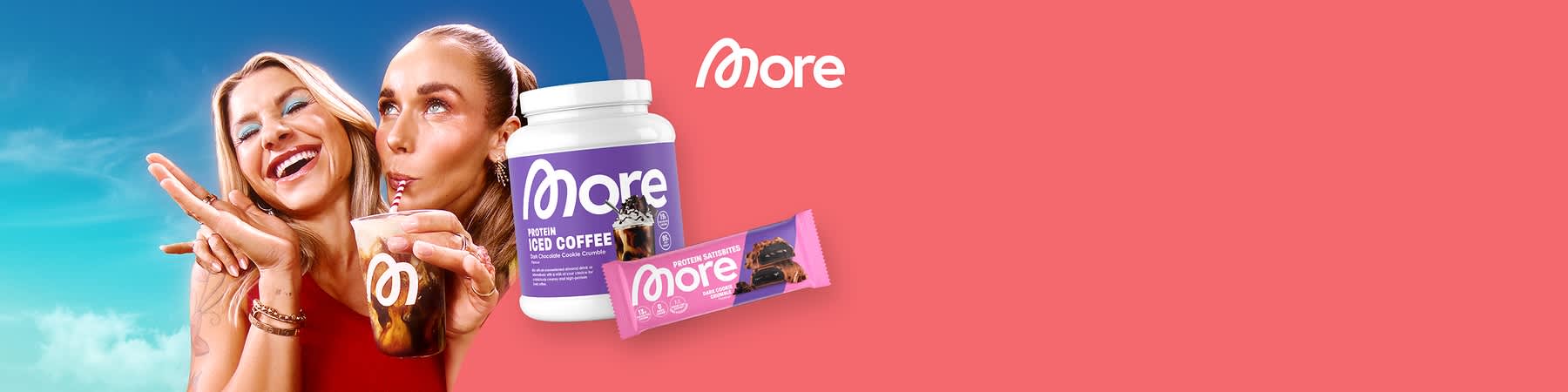 Eine weiße Dose mit lila Etikett zeigt die Aufschrift „More Protein Iced Coffee“ und ein Bild von einem Eiskaffee mit Schokoladenstücken. Daneben liegt ein rosa Proteinriegel mit der Aufschrift „More Protein Satisfies“ und einem Bild von Schokolade. Oben rechts ist das Logo von Marke More